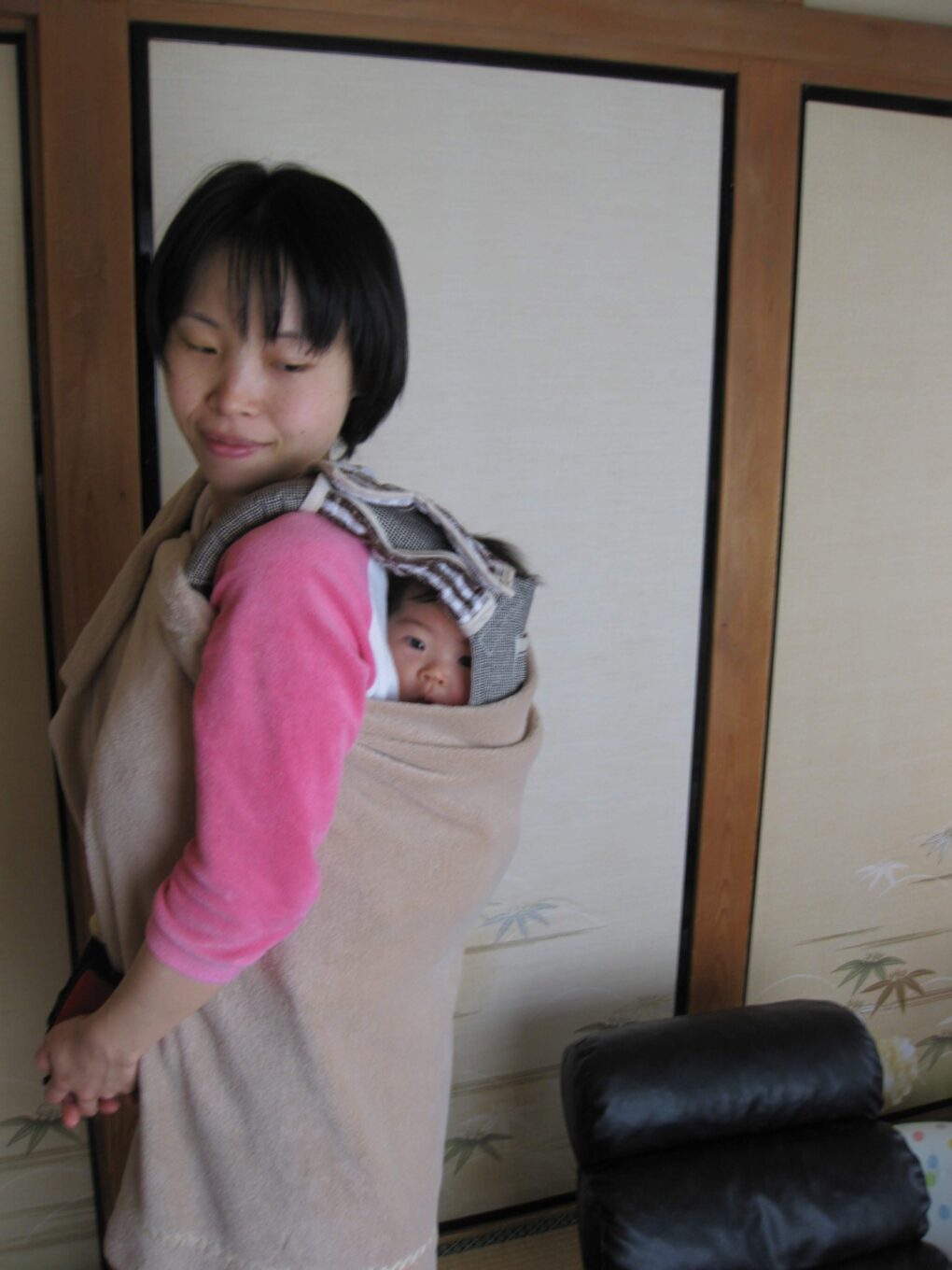 コートの上からおんぶ